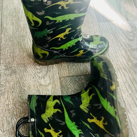 AWESOME 7 pair of new to like new & great condition SHOES/BOOTS/SLIPPERS/SANDALS - Picture 2 of 9